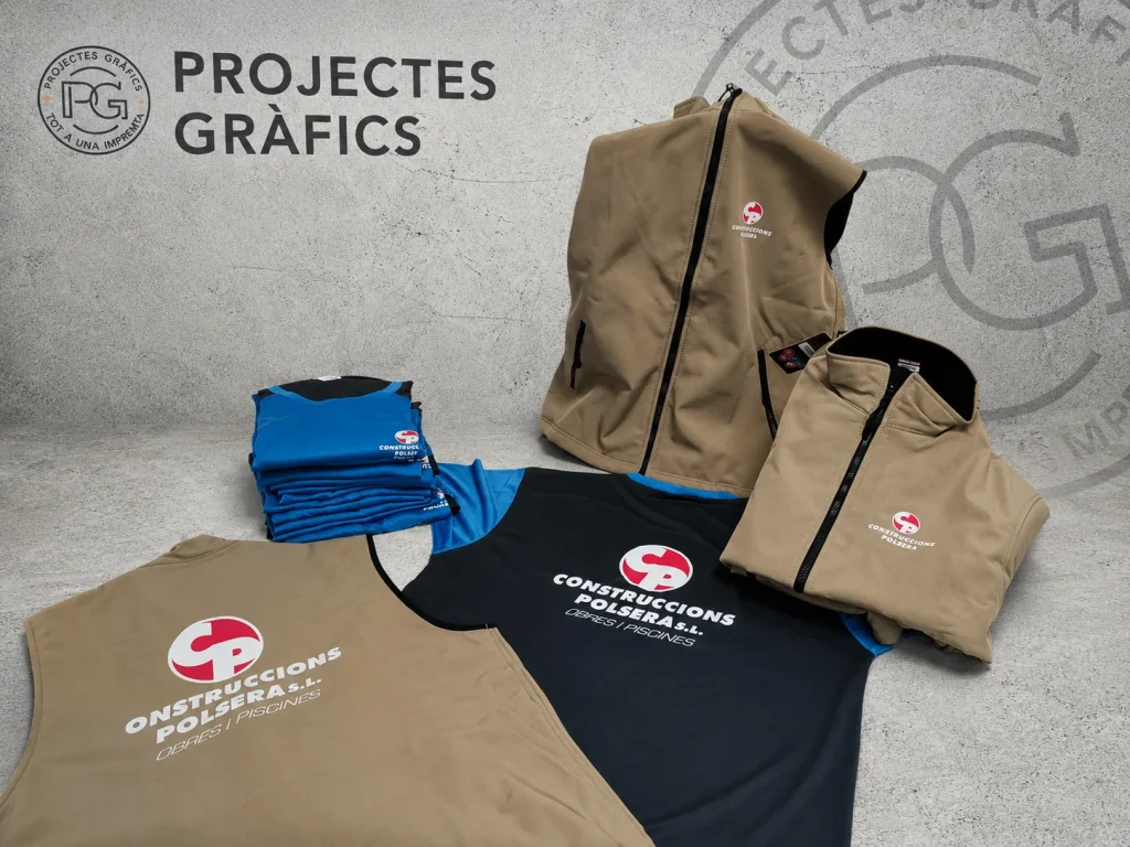 Conjunto de ropa laboral personalizada para Construcciones Polsera con chalecos, camisetas y prendas técnicas estampadas.