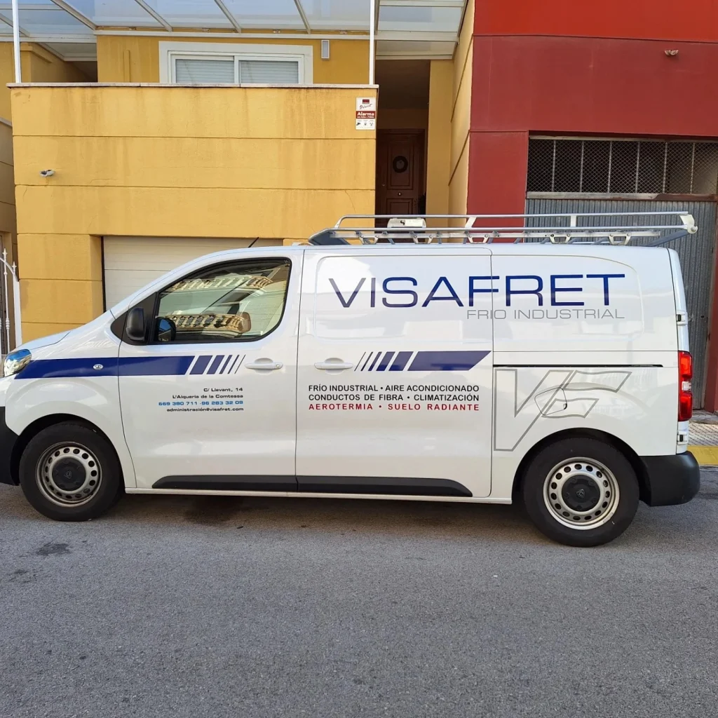 Rotulación de furgoneta comercial para empresa de frío industrial realizada por Projectes Gràfics