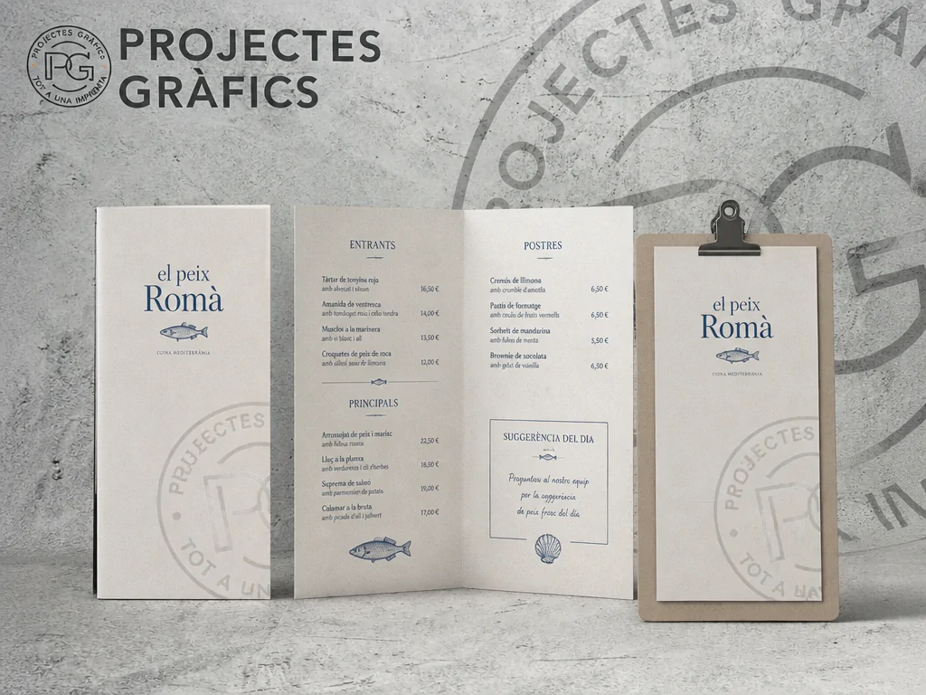 Cartas de menú personalizadas para el restaurante El Peix Romà, impresas en papel de acabado natural y presentadas sobre fondo de Projectes Gràfics.