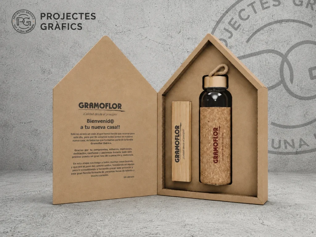 Caja corporativa ecológica de Gramoflor con botella reutilizable y accesorios de madera, presentada sobre fondo de Projectes Gràfics.