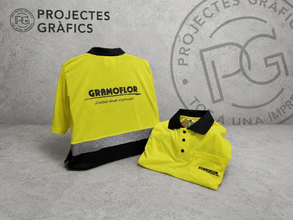 Polos de alta visibilidad personalizados con el logotipo de Gramoflor, impresos por Projectes Gràfics en Gandia.