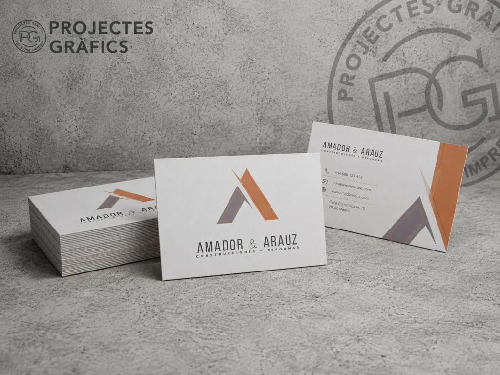 Tarjetas corporativas personalizadas de Amador & Arauz con diseño en tonos naranja y gris sobre fondo de Projectes Gràfics.